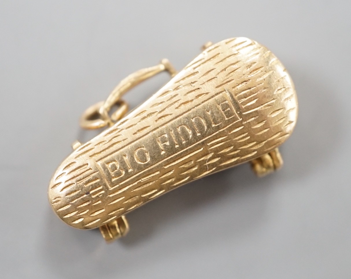 A modern 9ct gold charm, modelled as a violin in case, 26mm, 6.1 grams.